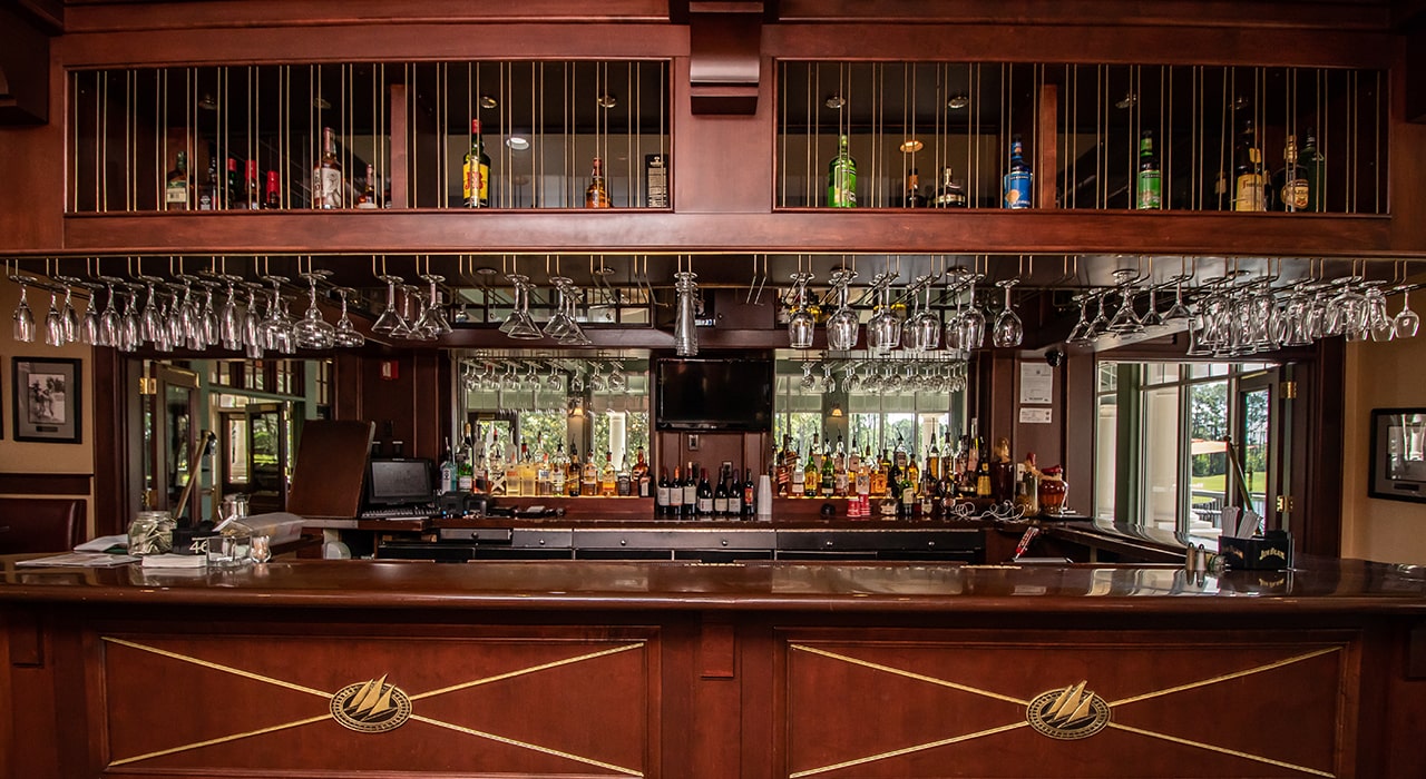 golf-clubhouse-bar-081021-min