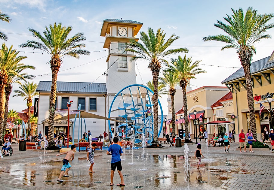 regatta-teritary-destin-commons-kids-playing-in-fountain-081921-min